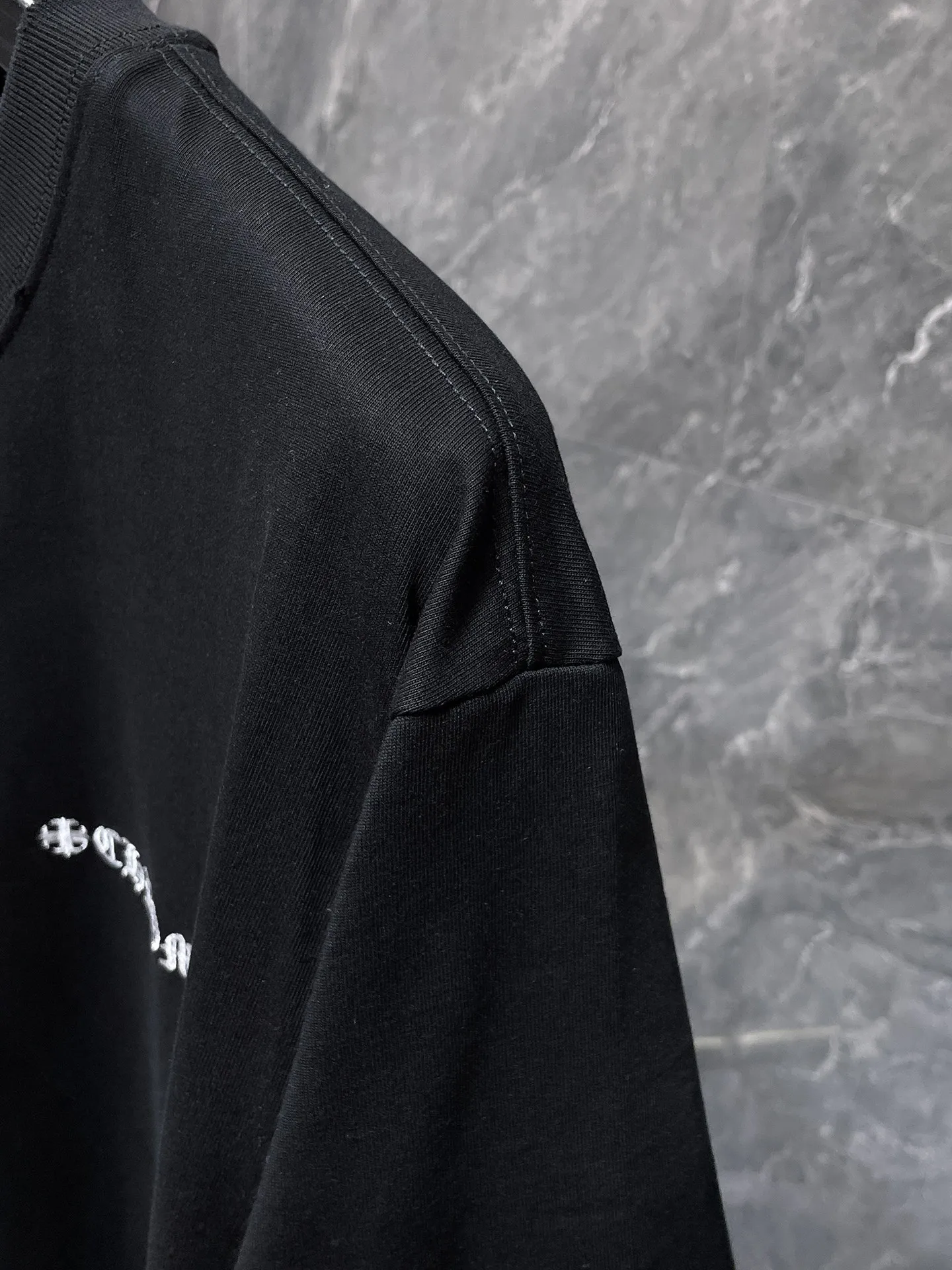 P150 new Chrome Hearts 25ss worn model for summer! High-weight, environmentally friendly and high-quality top-quality fabric 280g Crow contrast graffiti frayed embroidered short sleeves. Counter synchronization. 1:1 replica version. Recommended colors: black, white, gray. Size: S, M, L, XL